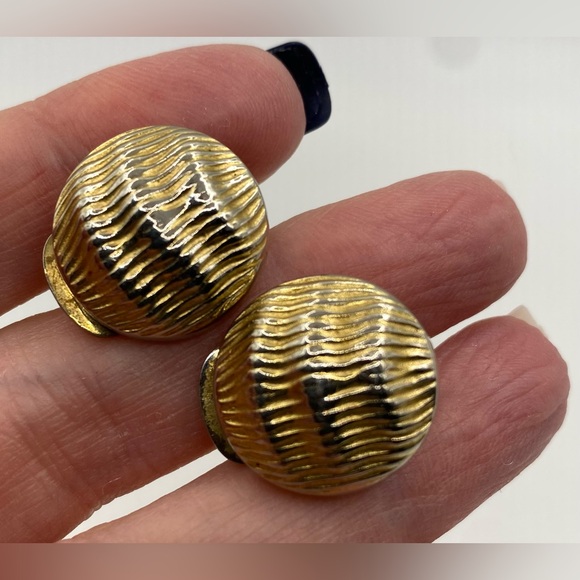 Christian Dior Gold Tone Ribbed Textured Clip On Earrings Vintage 💛HP💛 - Picture 6 of 10